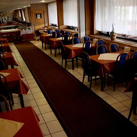 Satelit Ξενοδοχείο Πιεστάνυ